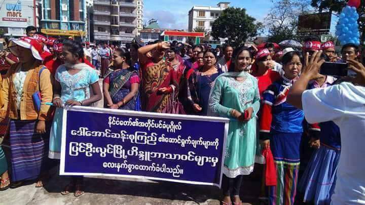 Peoples of #Myanmar's highland city, Pyinoolowin, gather in thousands showing solidarity with  #AungSanSuuKyi  #Myanmar's leader 09-10-17