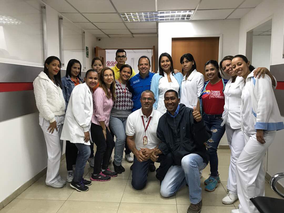 CarylBertho's tweet photo. Nuestro Candidato de la Patria @RMarcoTorres recorre las instalaciones del Sistema de Salud Integrado de la Gobernación de Aragua #SIGGA https://t.co/GTXfL6Edhq