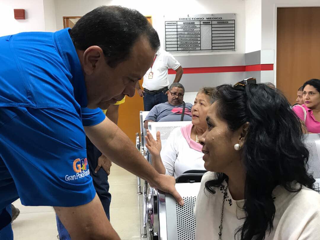CarylBertho's tweet photo. Nuestro Candidato de la Patria @RMarcoTorres recorre las instalaciones del Sistema de Salud Integrado de la Gobernación de Aragua #SIGGA https://t.co/GTXfL6Edhq