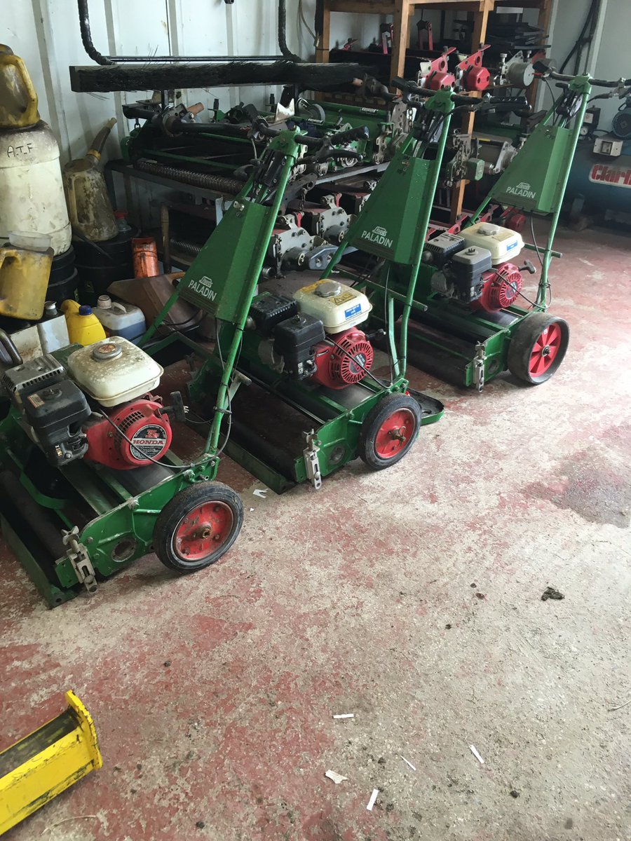 Great to get a hand cut on the greens this morning, the first time in at least 3 years thanks to <a href="/Lloydsandco/">Lloyds & Co Limited</a> with the Paladains