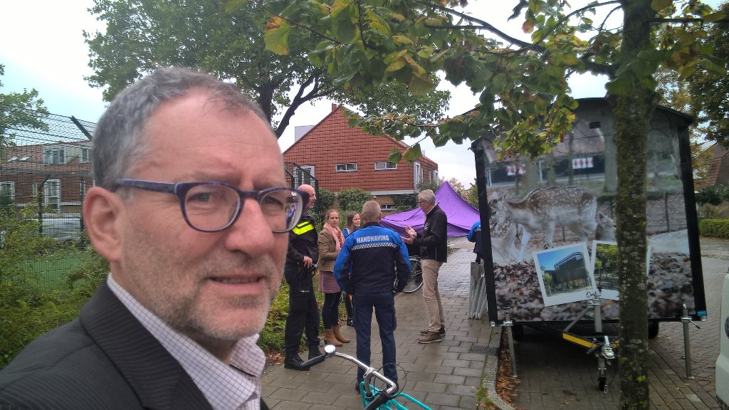 Nou vooruit dan, met selfie en o.a <a href="/WM_ZeistNoord/">Wijkmanager Zeist-N</a> @politiezeistnrd en <a href="/BOAGemZeist/">BOA Gemeente Zeist</a>. Zo de buurt in. #Zeist #WvdV