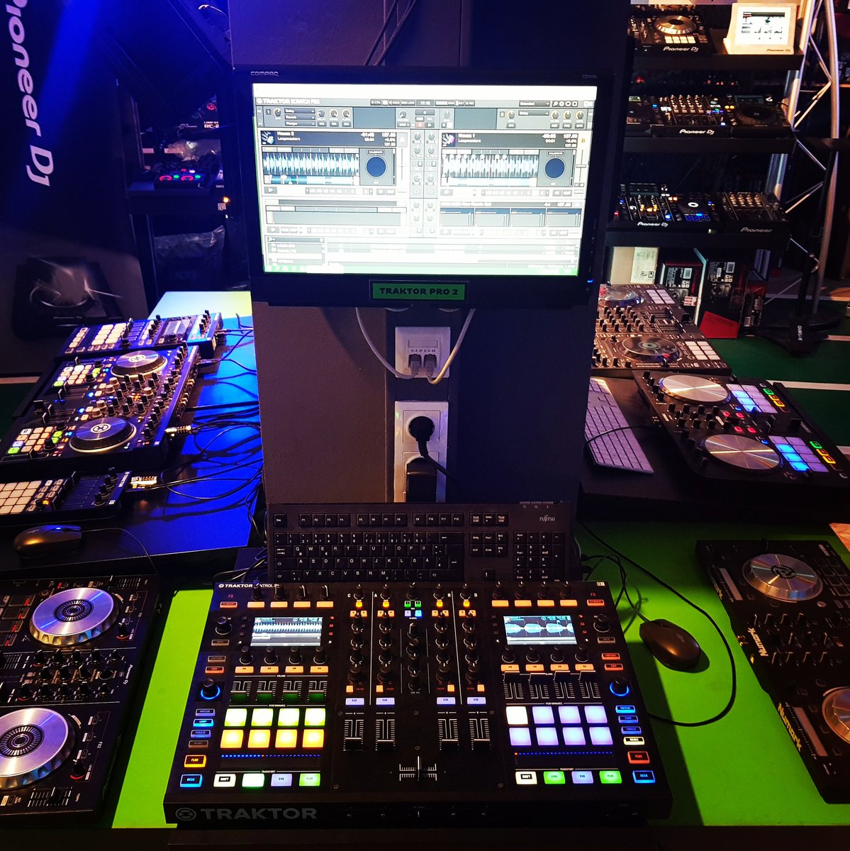 klangfarbewien's tweet photo. Which two songs would you put left and right? ๐ฟ๐๐๐ฟ
#traktordj #denondj #pioneerdj #djcontroller #seratodj #djbooth #traktorscratchpro #djing https://t.co/Cm6BGHWOms