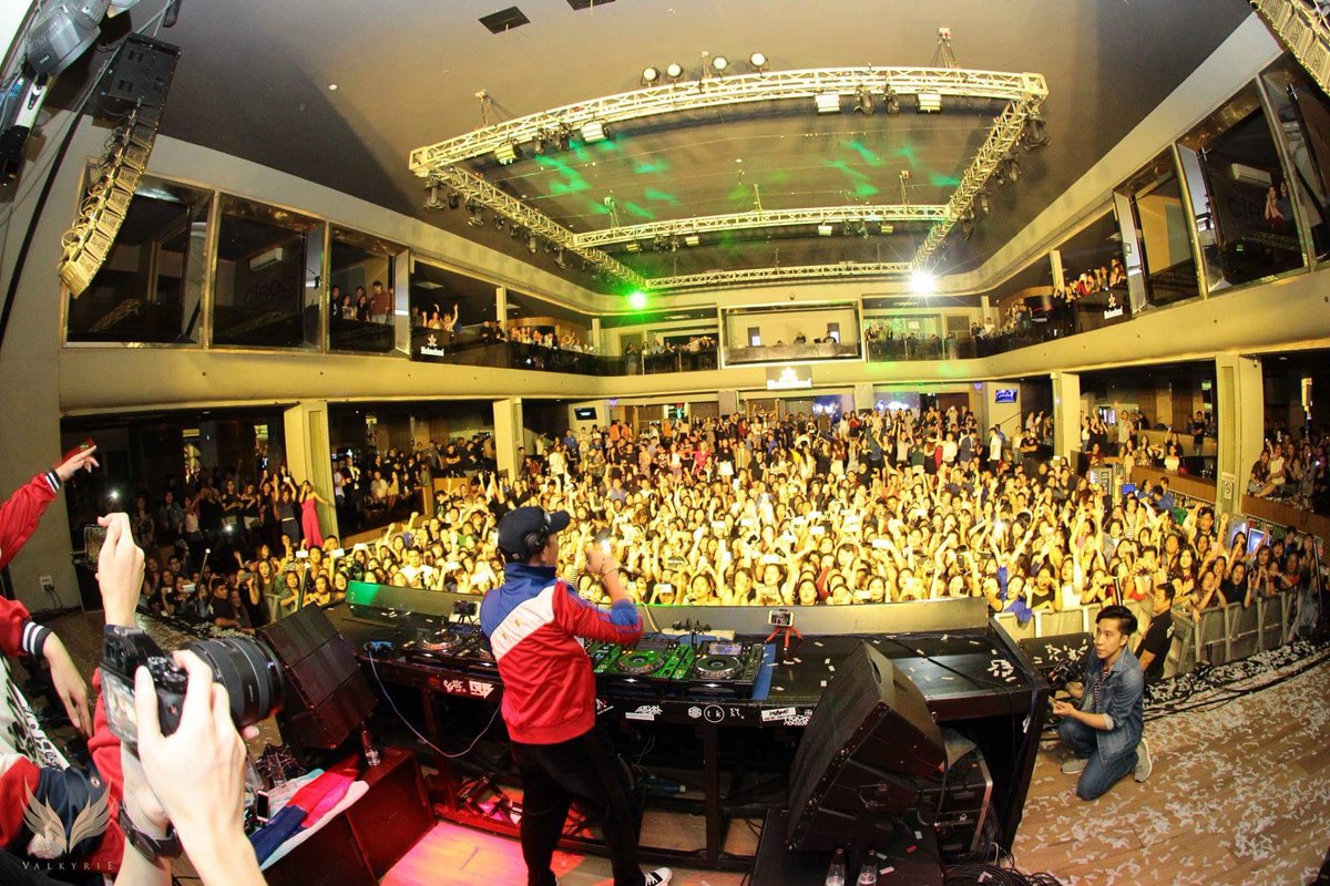 GottaTalk2V1212's tweet photo. [PHOTO] 171008 DJ Seungri at Valkyrie Nightclub, Manila 🇵🇭🐼🎧

~the crowd looks stunning 😍🔥
#할말있어브이 #GT2VI #Seungriweekend #manilaseungri https://t.co/pFpaZ17uGA