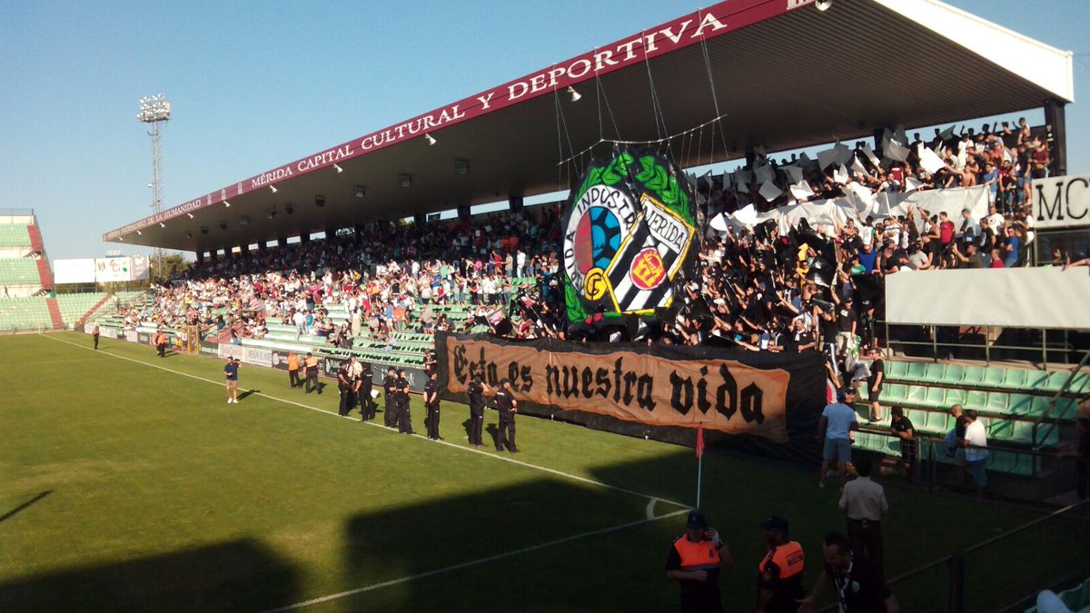 Mérida A.D. - CD Badajoz. Tifo y grada de Legiones Sur durante el derbi extremeño.
