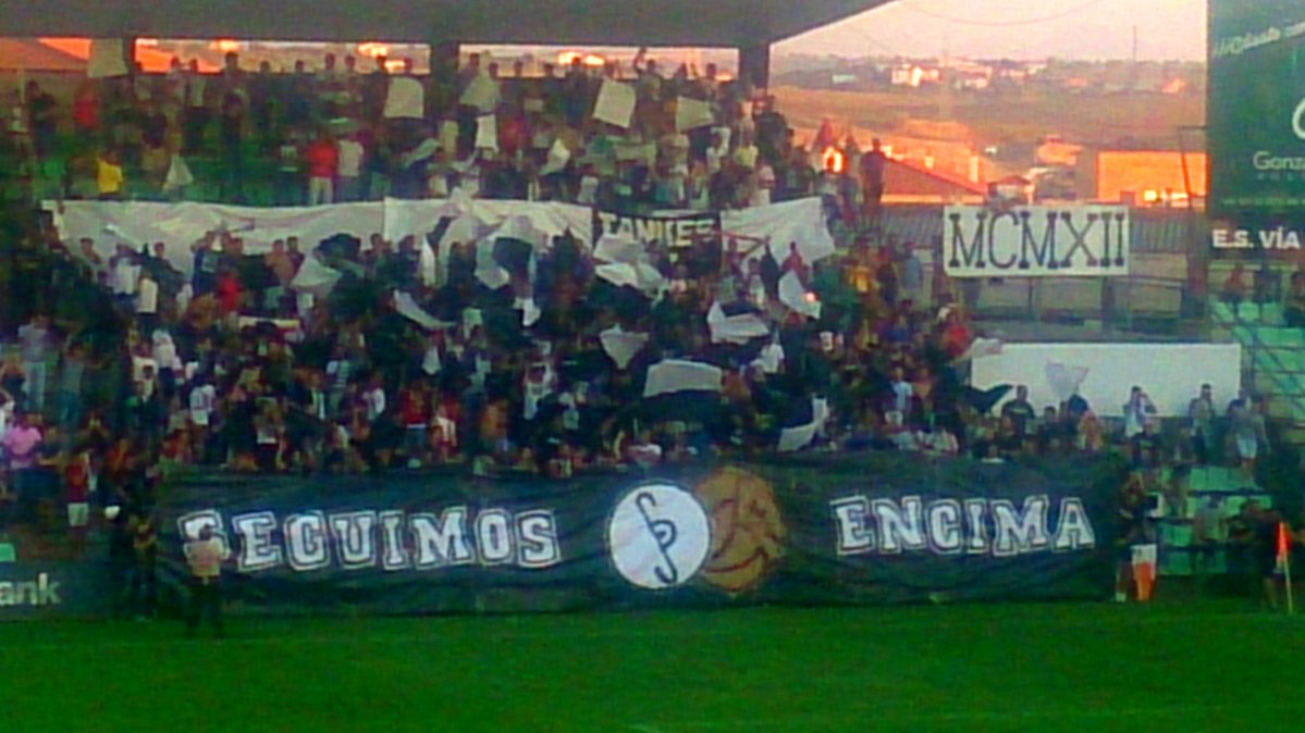 ForoUltrasEsp_'s tweet photo. Mérida A.D. - CD Badajoz. Tifo y grada de Legiones Sur durante el derbi extremeño. https://t.co/vrWjynDLrF
