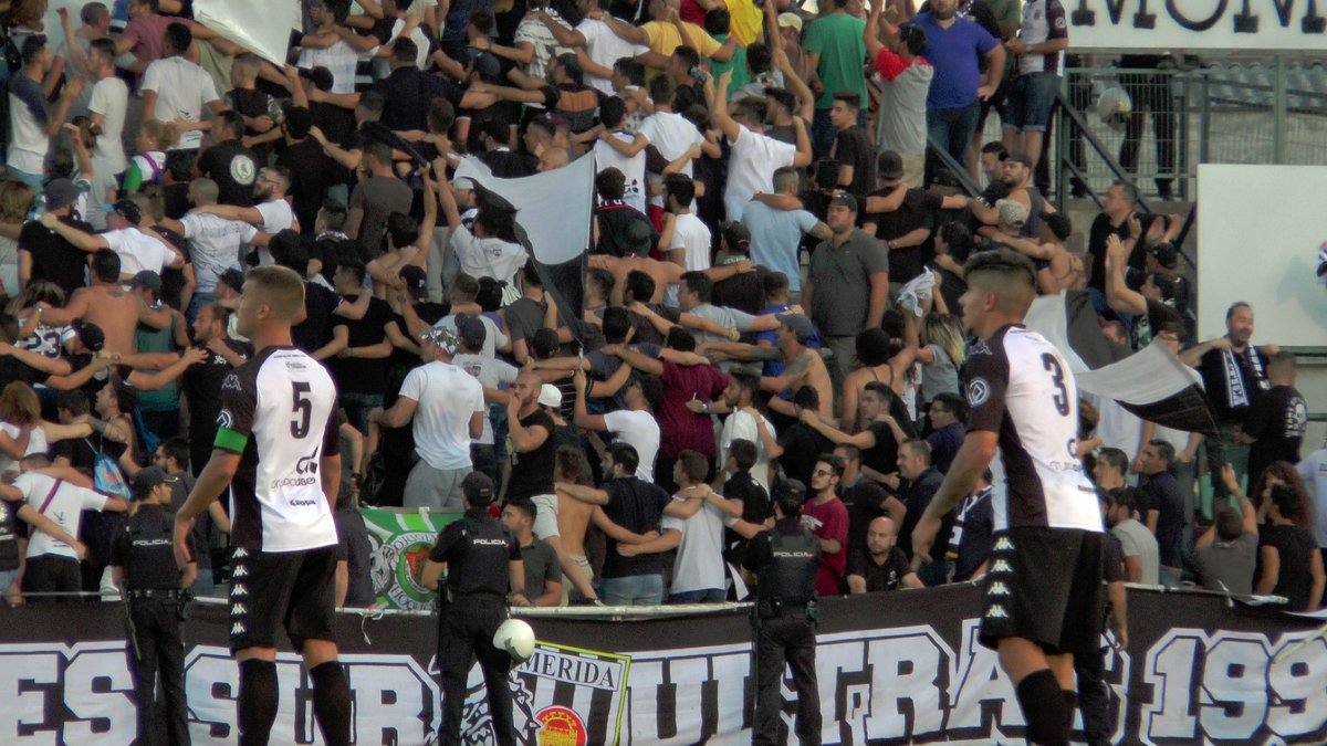 ForoUltrasEsp_'s tweet photo. Mérida A.D. - CD Badajoz. Tifo y grada de Legiones Sur durante el derbi extremeño. https://t.co/vrWjynDLrF