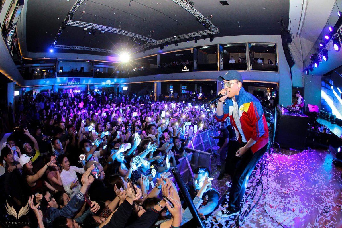 GottaTalk2V1212's tweet photo. [PHOTO] 171008 DJ Seungri at Valkyrie Nightclub, Manila 🇵🇭🐼🎧

~Thank you for coming! 😭💓
#할말있어브이 #GT2VI #Seungriweekend #manilaseungri https://t.co/kiLKi6lpTK