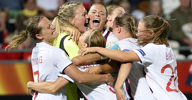 BFMTV's tweet photo. Les footballeurs norvégiens baissent leur salaire pour que les féminines gagnent autant qu'eux https://t.co/ZGIawG4SO3 https://t.co/E124iZHv32