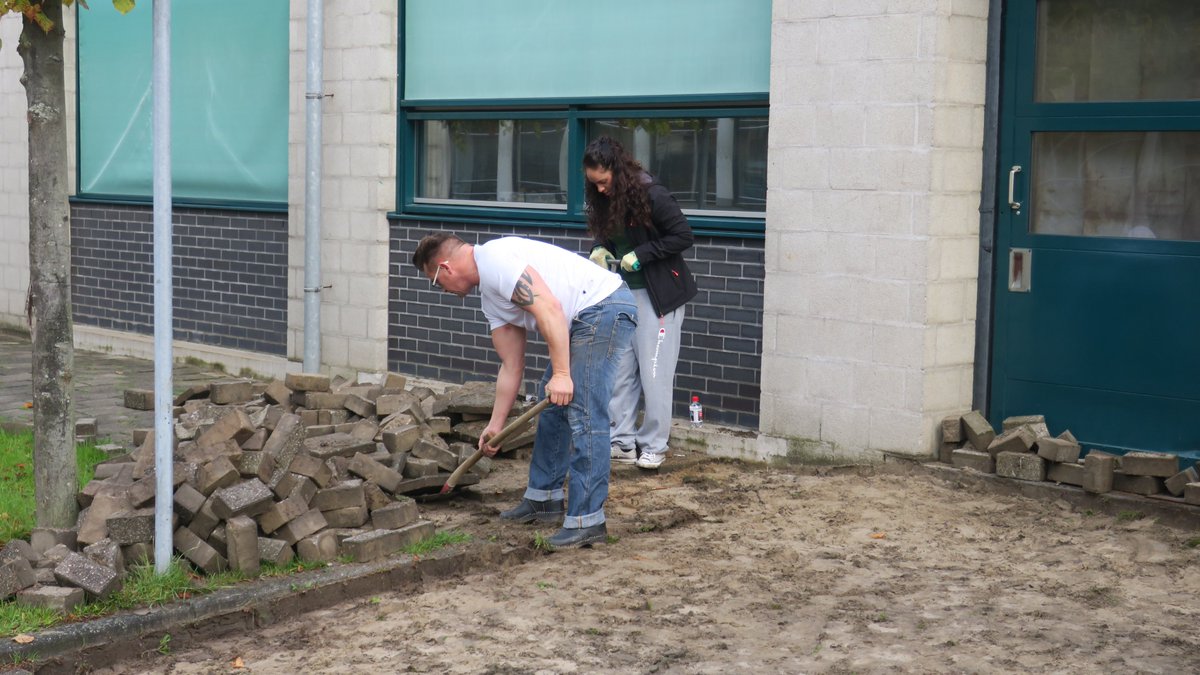 SDDrechtsteden's tweet photo. Vanwege ons 10jarig bestaan hebben we vandaag samen met @Presentdord en 250 enthousiaste collega's de handen uit de mouwen gestoken #SDDdoet https://t.co/czBB5SqeoP