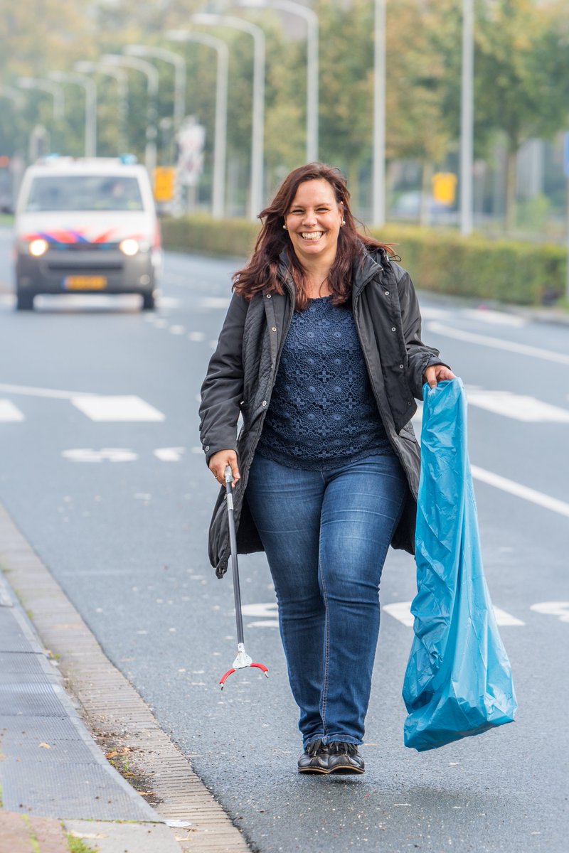 SDDrechtsteden's tweet photo. Vanwege ons 10jarig bestaan hebben we vandaag samen met @Presentdord en 250 enthousiaste collega's de handen uit de mouwen gestoken #SDDdoet https://t.co/czBB5SqeoP
