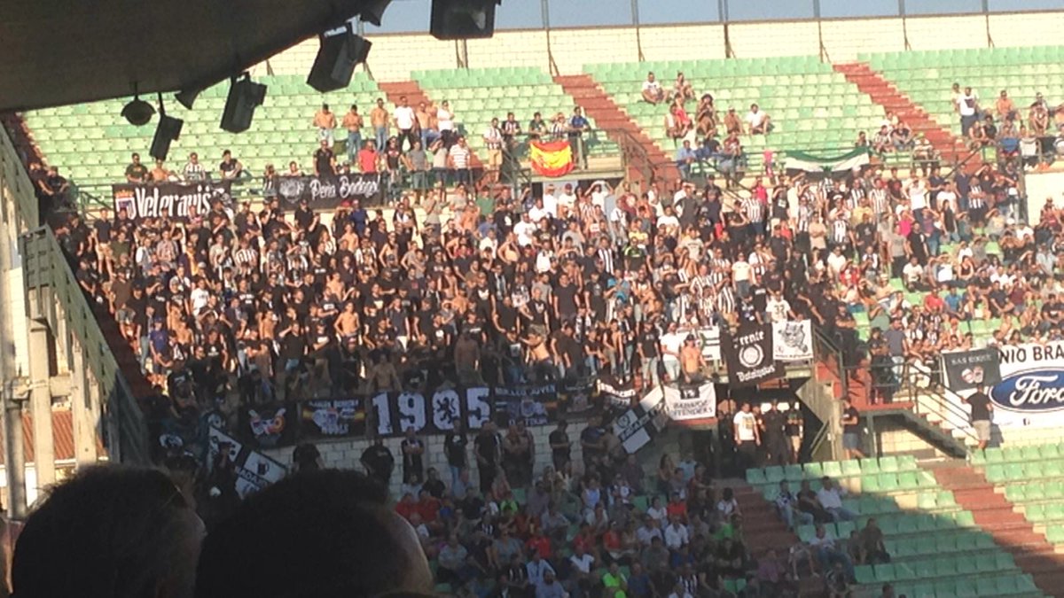 ForoUltrasEsp_'s tweet photo. Mérida A.D. - C.D. Badajoz. Desplazamiento de Ultras Badajoz. Más fotos del derbi extremeño en: https://t.co/ueRnSO0mAv https://t.co/Vk6ysbiPVo
