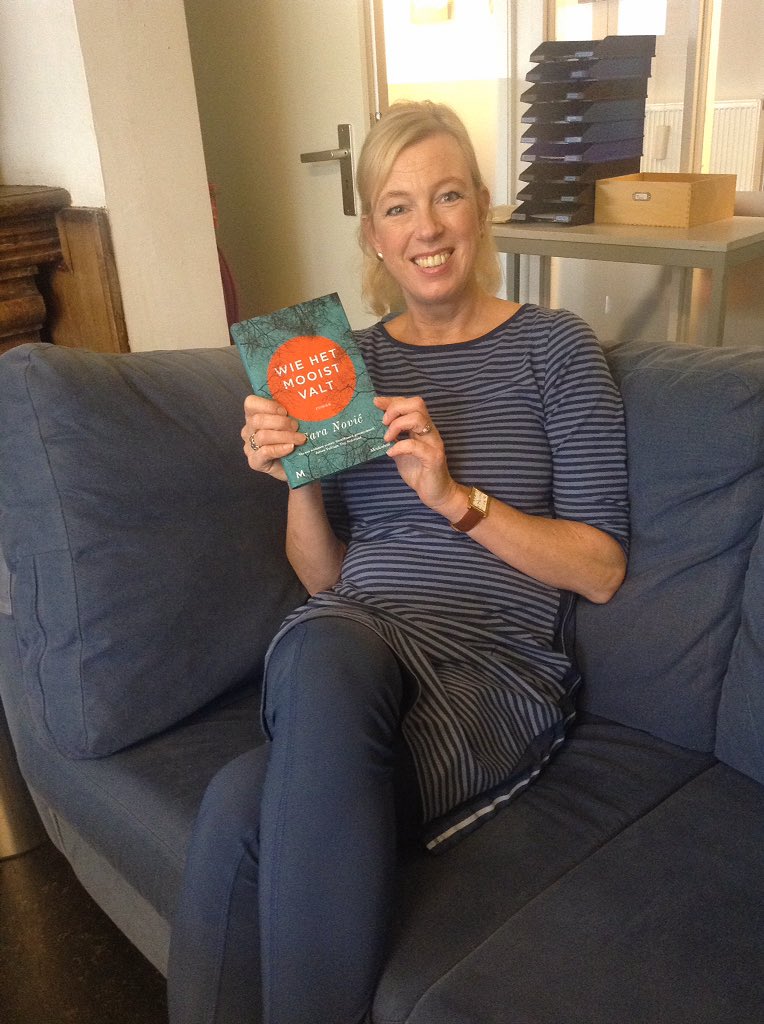 Collega Mirjam met haar favoriete boek van dit moment: 'Wie het mooiste valt' van Sara Nović.