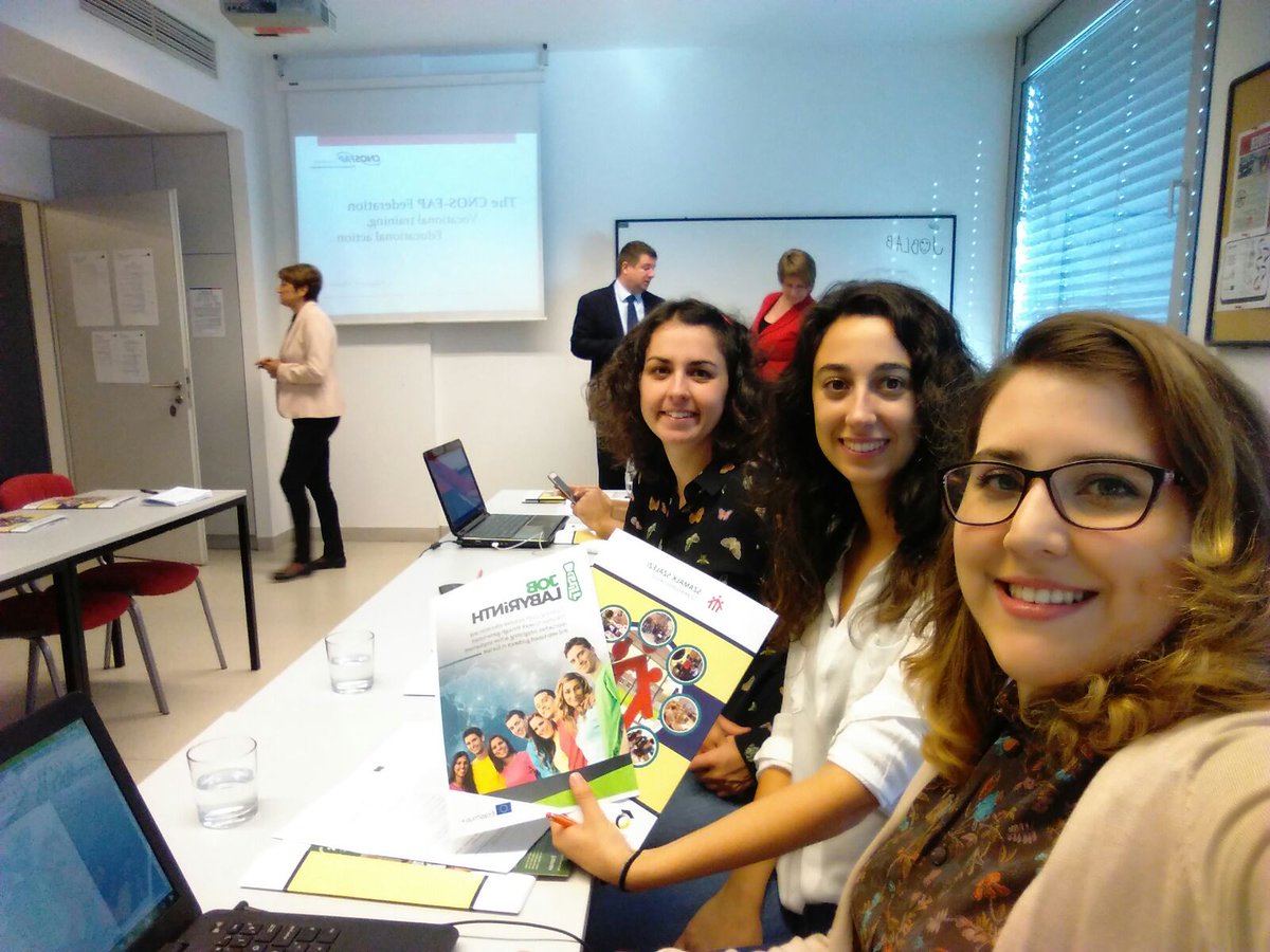 pinardi_oficial's tweet photo. Estamos en #Budapest en el 4º Encuentro Job Labyrinth! https://t.co/LdYlJwHce8