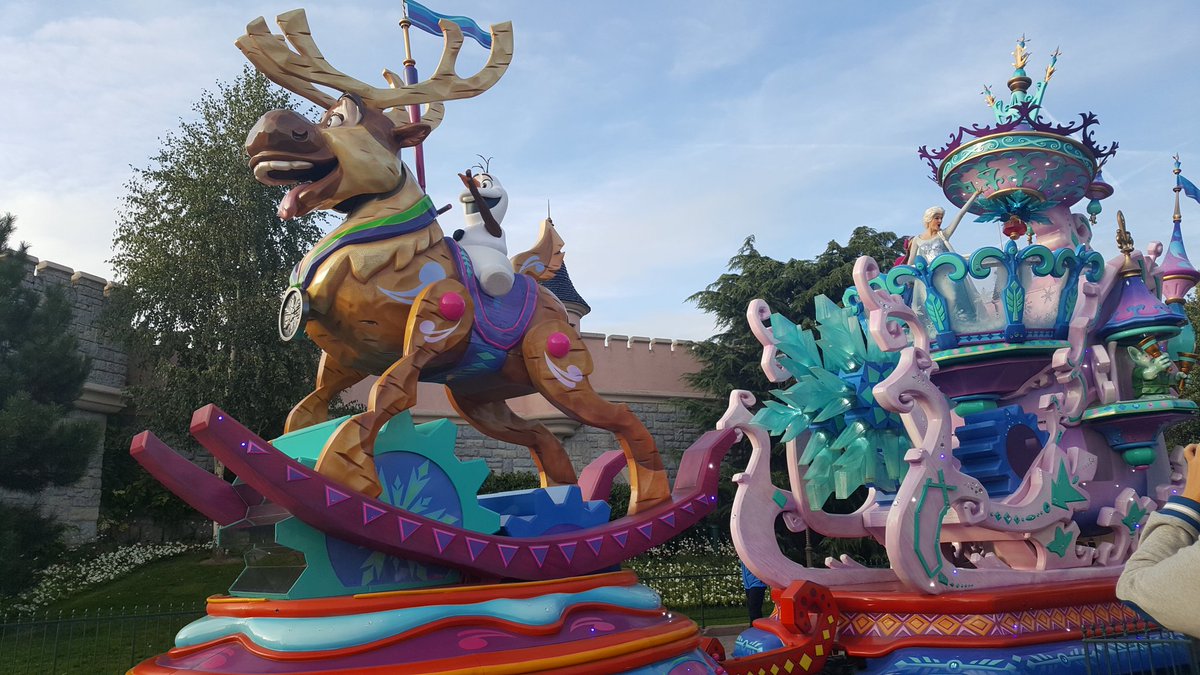 Pixie_Dust99's tweet photo. Disney Stars on Parade #DisneylandParis https://t.co/mXQFZY4iNT