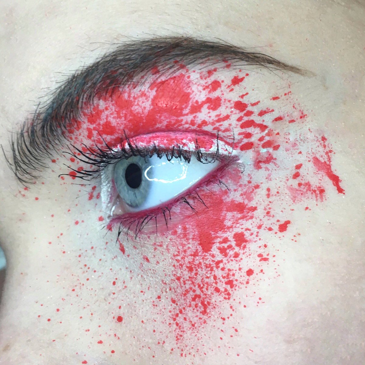 crybabybleu's tweet photo. #31daysofhalloween day 9 💉 blood spatter! inspired by @giuliannamb https://t.co/PYiAHl2CsC