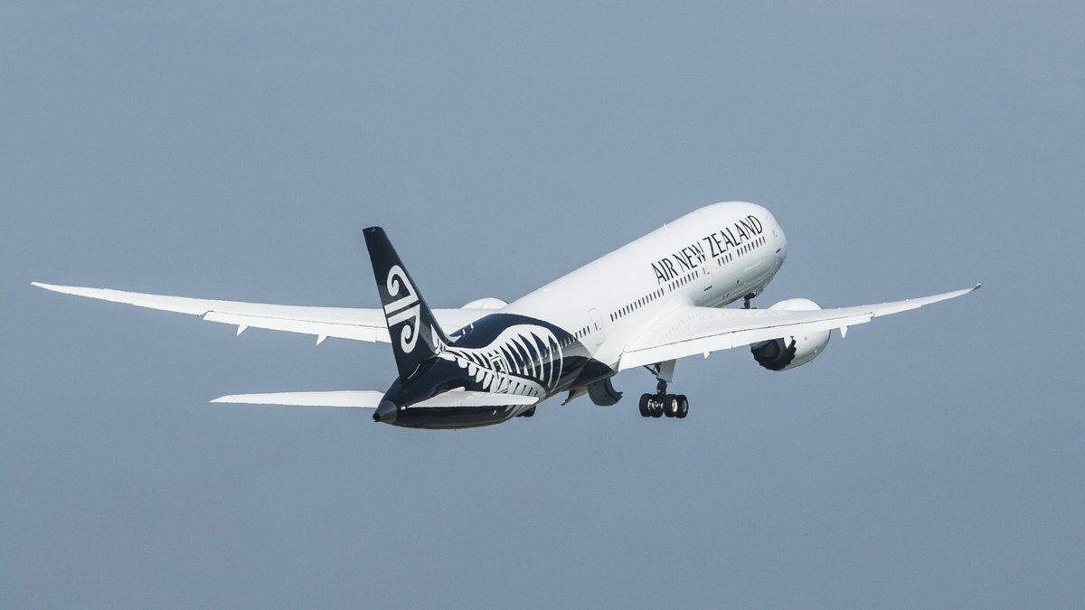 BoeingAirplanes's tweet photo. Beautiful, inside and out! Just look at that premium economy. @FlyAirNZ, enjoy your brand new 787 #Dreamliner ✈️ #AirNZFamily https://t.co/wyvX0VKwTJ