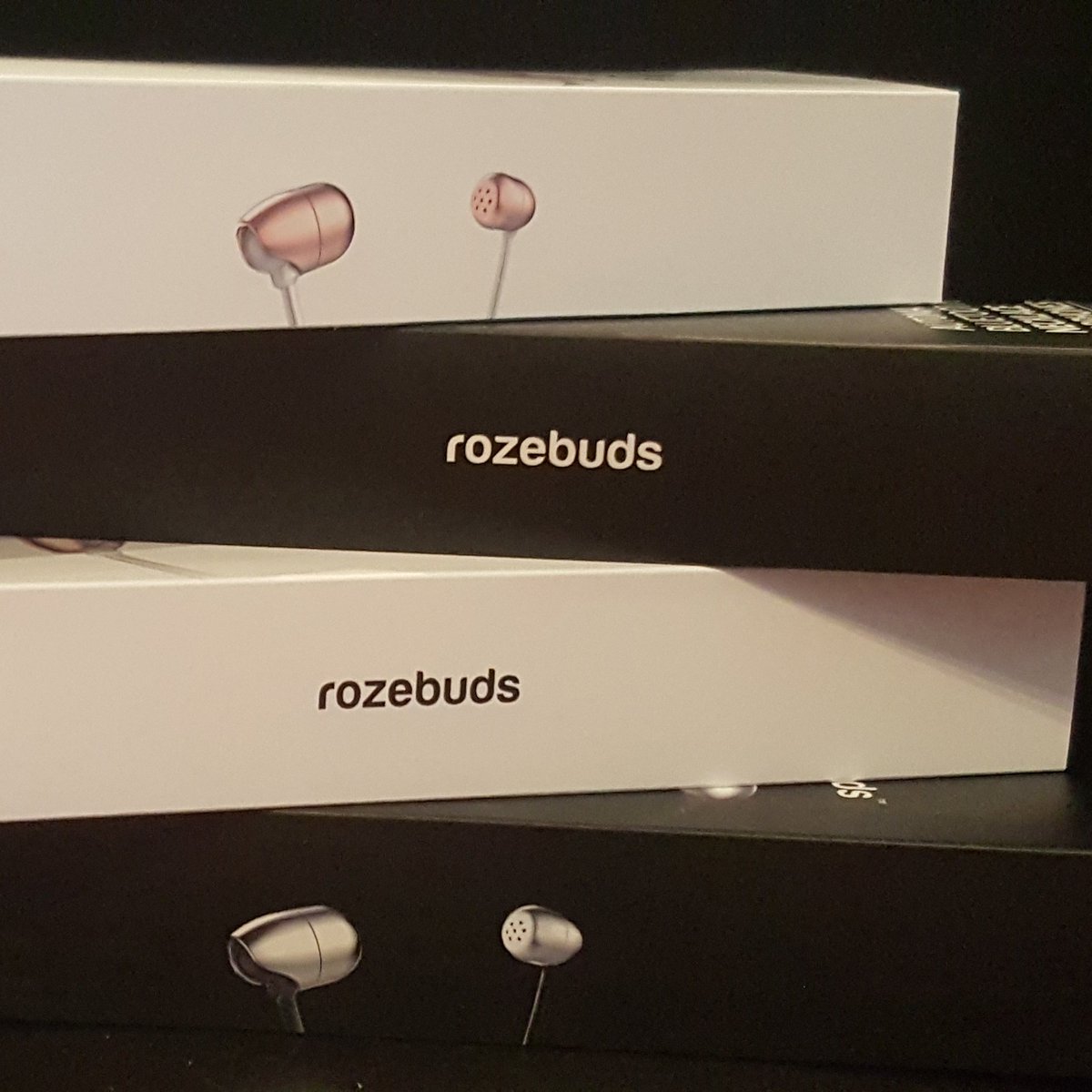 hellorozebuds's tweet photo. A little sneak peak of our packaging! Pre-order now to get the full view delivered to your door! #earphones #wireless #wearabletech https://t.co/VJEE9hdVFk