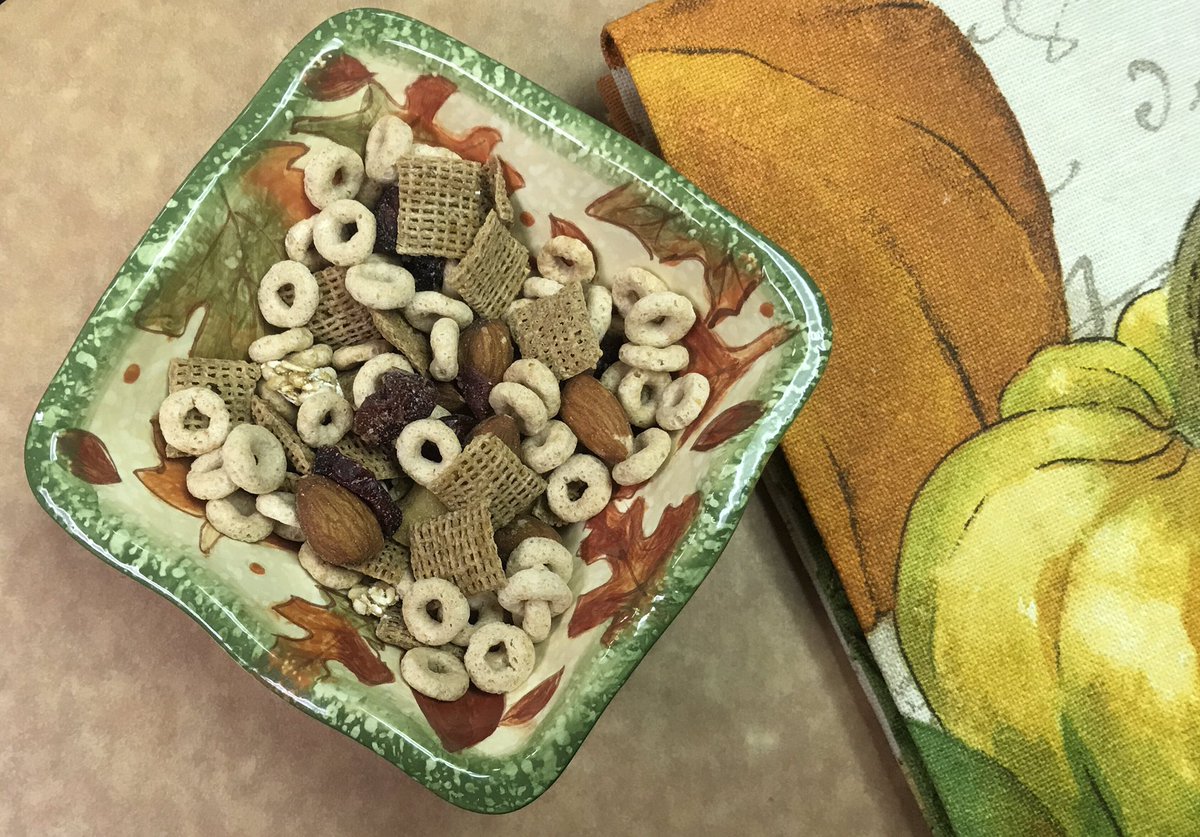 mbthomasrd's tweet photo. Fall Snack Mix #fallsnack #nutritious #delicious #autumn #what'scookin' @WBKR https://t.co/N3q9F6pYwC