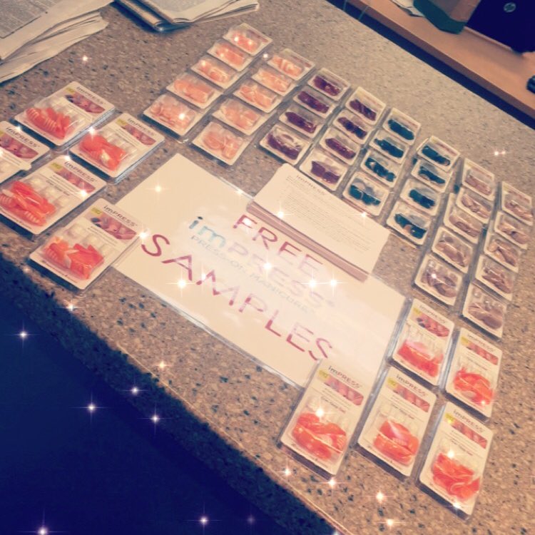 UTimPRESS's tweet image. Vol Hall front desk from 1-3pm! 💅🏽