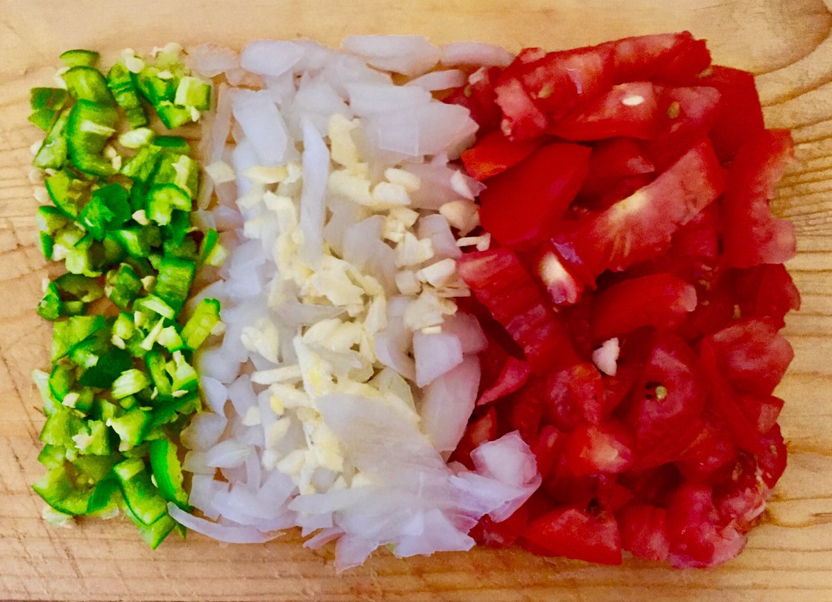 jcmag's tweet photo. #Uova alla #Mex #Italia : #Peperoncino #Serrano # Basilico #Cipolla #Aglio #Pomodoro #OlioDiOliva #InProgresso 😜 https://t.co/3L3ZyFYGat