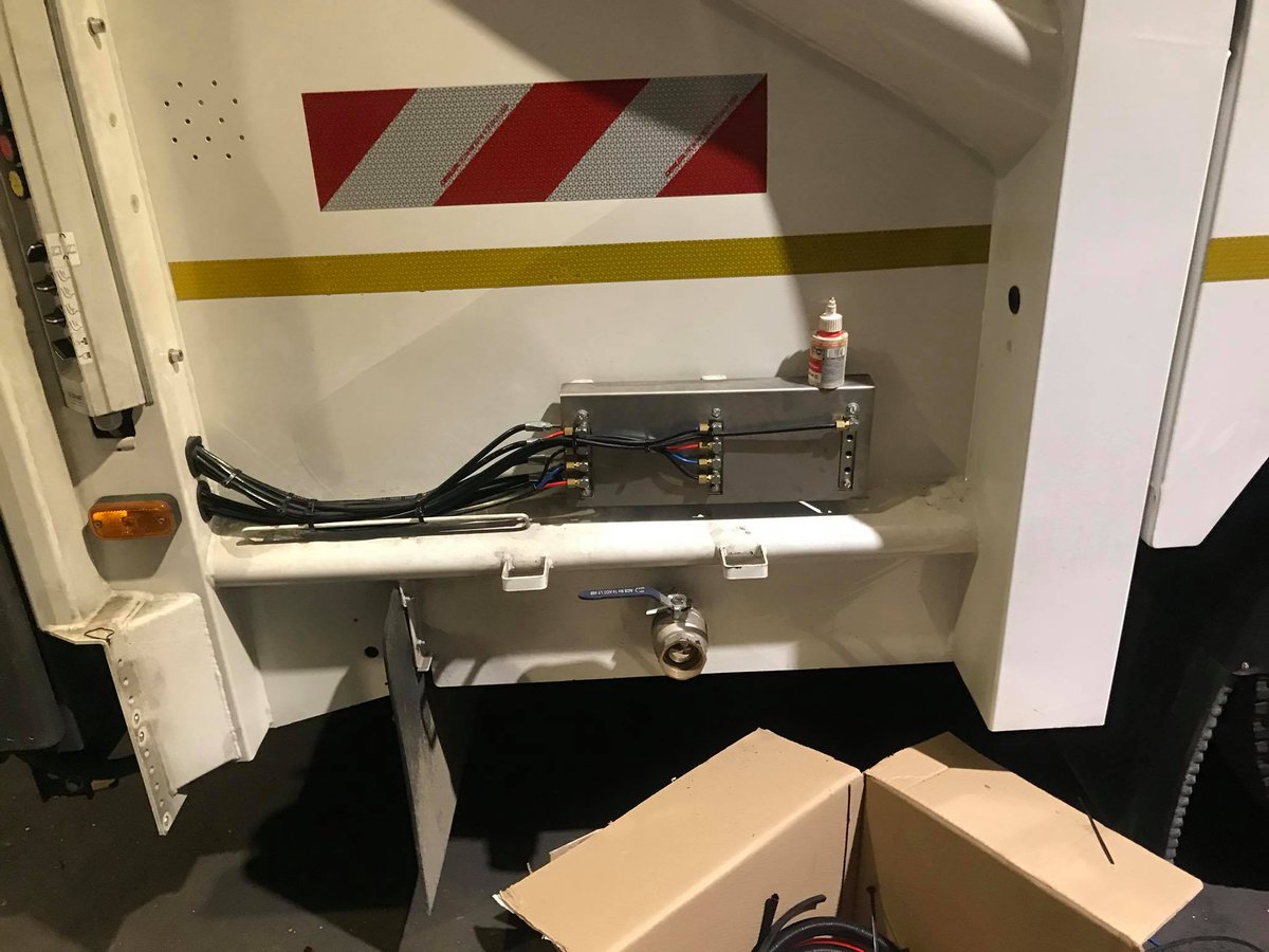 T_Bernesga's tweet photo. Installation of automatic lubrication system #Groeneveld Singleline to Renault waste collection vehicle with #Semat B339 compactor. #bespoke https://t.co/ssD1oBSZ1g