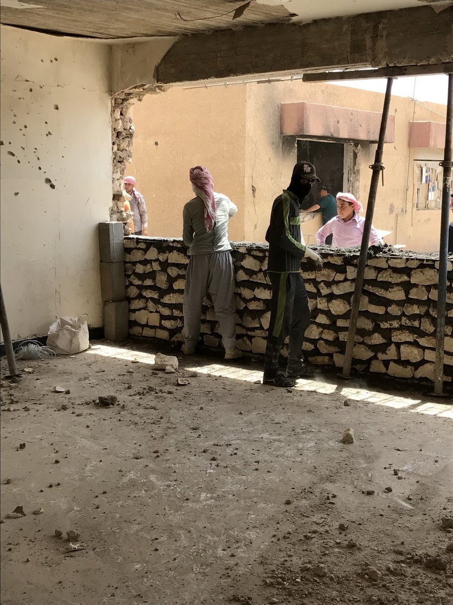 CICR_fr's tweet image. Éducation pour tous. Ces jeunes filles s&apos;appliquent à l&apos;étude dans l&apos;école de Raja que nous avons réhabilitée. Photos avant &amp;amp; après #Iraq