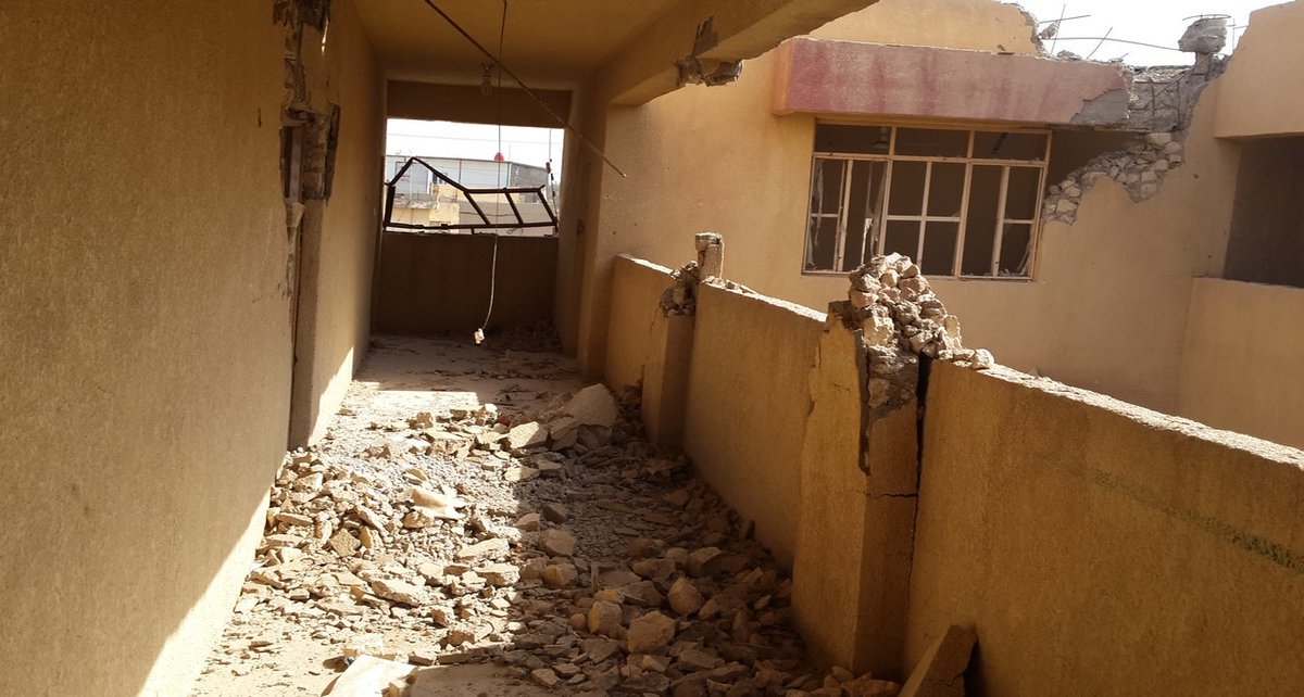 CICR_fr's tweet image. Éducation pour tous. Ces jeunes filles s&apos;appliquent à l&apos;étude dans l&apos;école de Raja que nous avons réhabilitée. Photos avant &amp;amp; après #Iraq