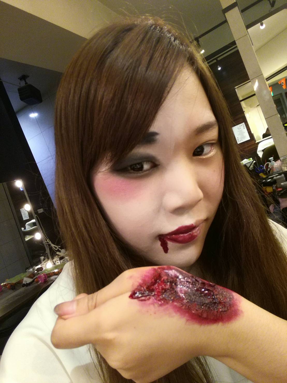 兵藤 信濃 ハロウィンメイク第4弾 今日は半顔キョンシーと傷メイクしてみました そして一緒にハロウィンメイクをする仲間が増えました まりさんは腕に傷メイクしてました ハロウィン 傷メイク キョンシーやってた芸人って誰だっけ ヘアメイク