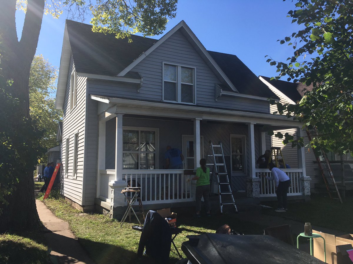 Royal_CU's tweet photo. Working on the Knight House, housing for the homeless. @CEORoyal_CU Brandon pitching in! #RoyalGivesBack #CommunityGiveBackDay https://t.co/Cf4rPUyxZx
