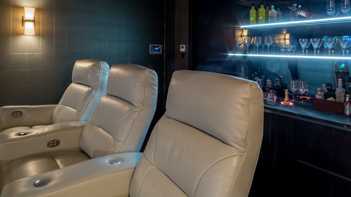 How great is it to have a #CinemaRoom in your home with bar of course? #Interior design <a href="/Cre8tiveRooms/">Cre8tive Rooms</a> <a href="/infoaji/">Alexander James</a> ow.ly/Ol8730fKz8S