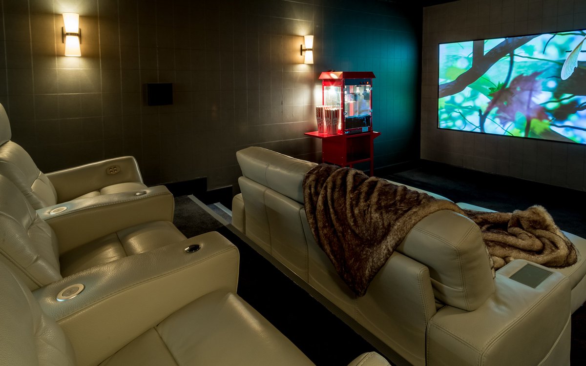 PediniLondon's tweet photo. How great is it to have a #CinemaRoom in your home with bar of course? #Interior design @Cre8tiveRooms @infoaji https://t.co/y2HZSjwXXu https://t.co/DOKfJDfz5Z