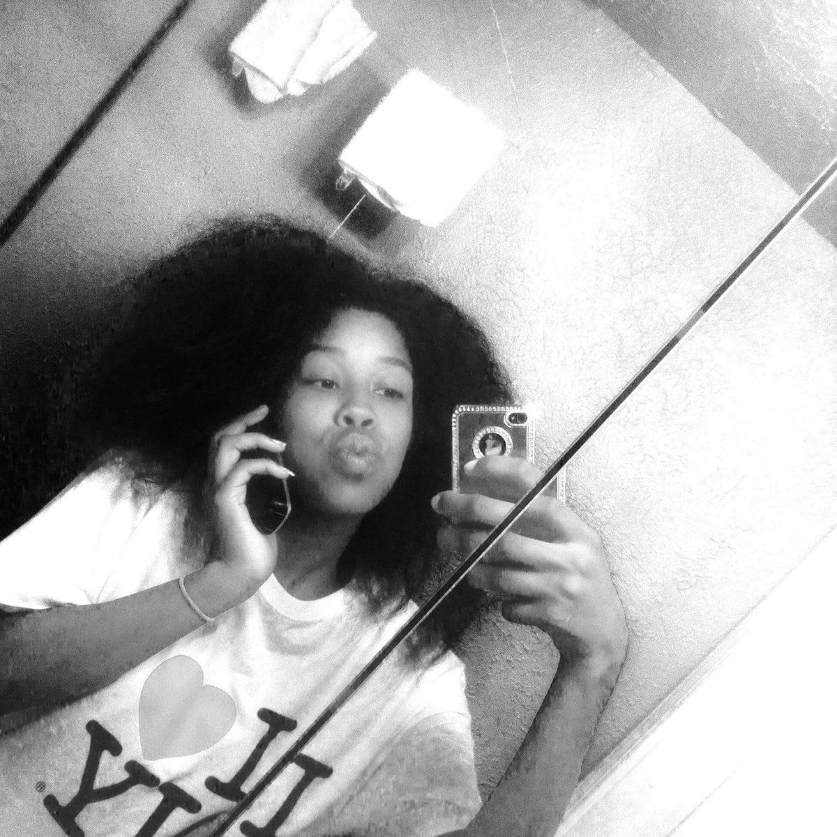 pretty_rise's tweet photo. Love you sister get well calming my mom down 😔😔😔😔😩😪😀 https://t.co/R4RLJ4LiKA