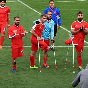 koy_enstitusu's tweet photo. “Arkadaşlarımızın çoğu toplu taşıma bileti yada Akbille dolaşır.Kontörlü telefon kullanır.Bizim primimiz ayyıldızlı bayrağı dalgalandırmak.” https://t.co/Ew0vPpMKSb