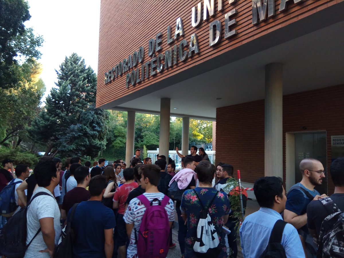 CesarEscribano's tweet photo. Los alumnos de la @ETSIC_UPM unidos defendiendo nuestro título en el Rectorado de @La_UPM #somosUPM #YoSoyDeLaEtsic https://t.co/uMVLfRAYjJ