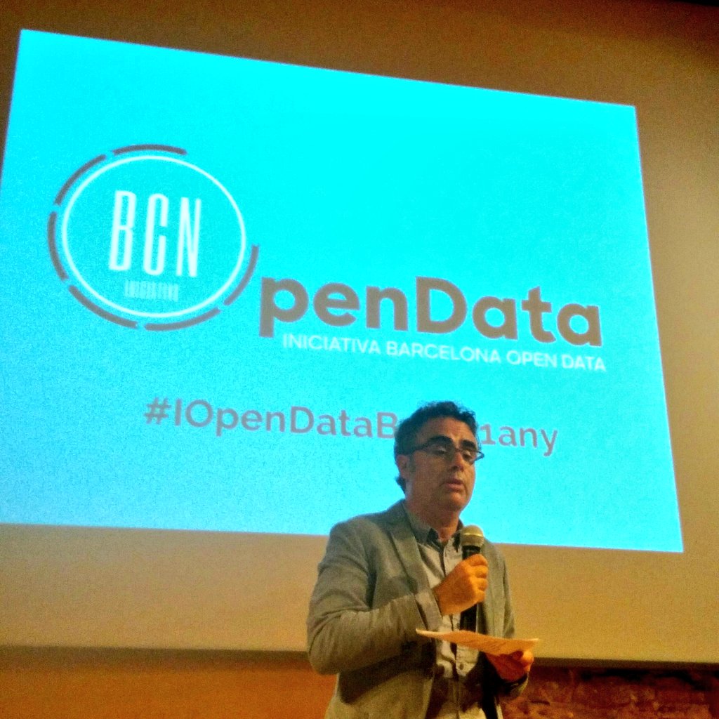 lourdesmunoz's tweet photo. #IOpenDataBcn #1any @jordifoz
Parla de la importancia de les dades obertes per l'apoderar a la ciutadanania https://t.co/skdyxaCY3w