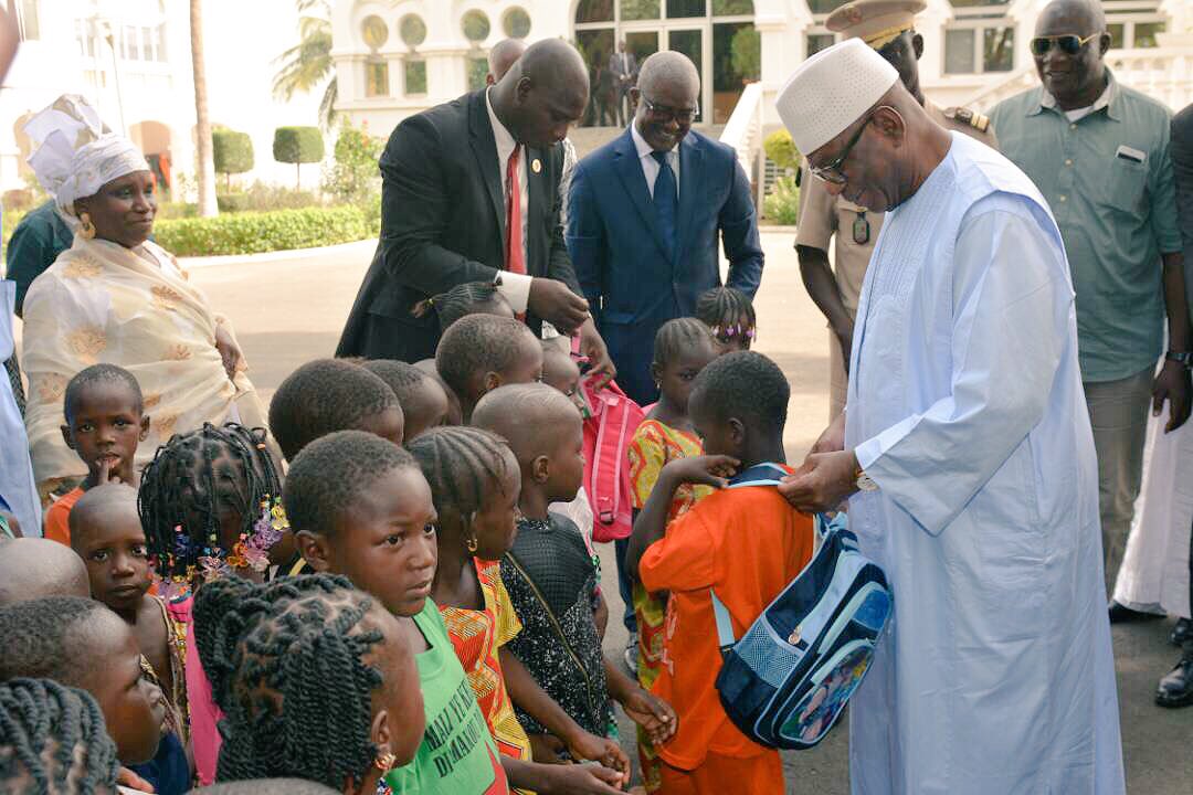 PresidenceMali's tweet photo. KOULOUBA | Le Pdt #IBK a offert 100 000 kits scolaires dans le cadre du volet éducation du Programme Présidentiel d'urgence social, #PPUS https://t.co/xwVlDNtMqQ