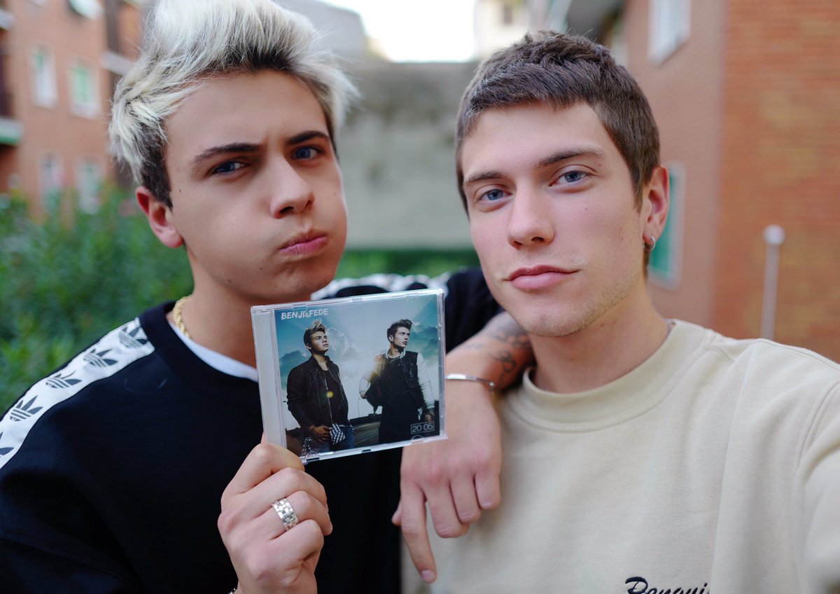 BenjieFede's tweet photo. News di oggi? 😜 "Tutto per una Ragione" è Doppio disco di Platino.. e il nostro primo album, 20:05, compie 2 anni! 🎉 Grazie!! 🤘🏻 https://t.co/IOWTJ4jFRn