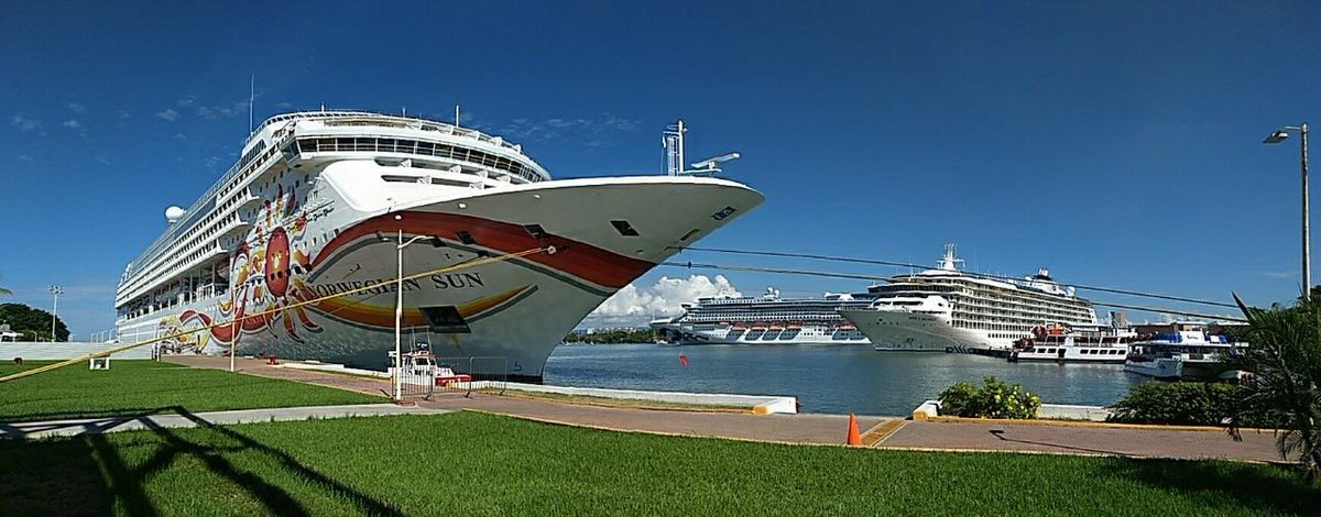 EnriqueRamosFl1's tweet photo. Esta mañana #PuertoVallarta recibió arribo triple de cruceros: #TheyWorld #GrandPrincess y el #Norwegian, bienvenidos a #Jalisco https://t.co/YDYeDNto8u