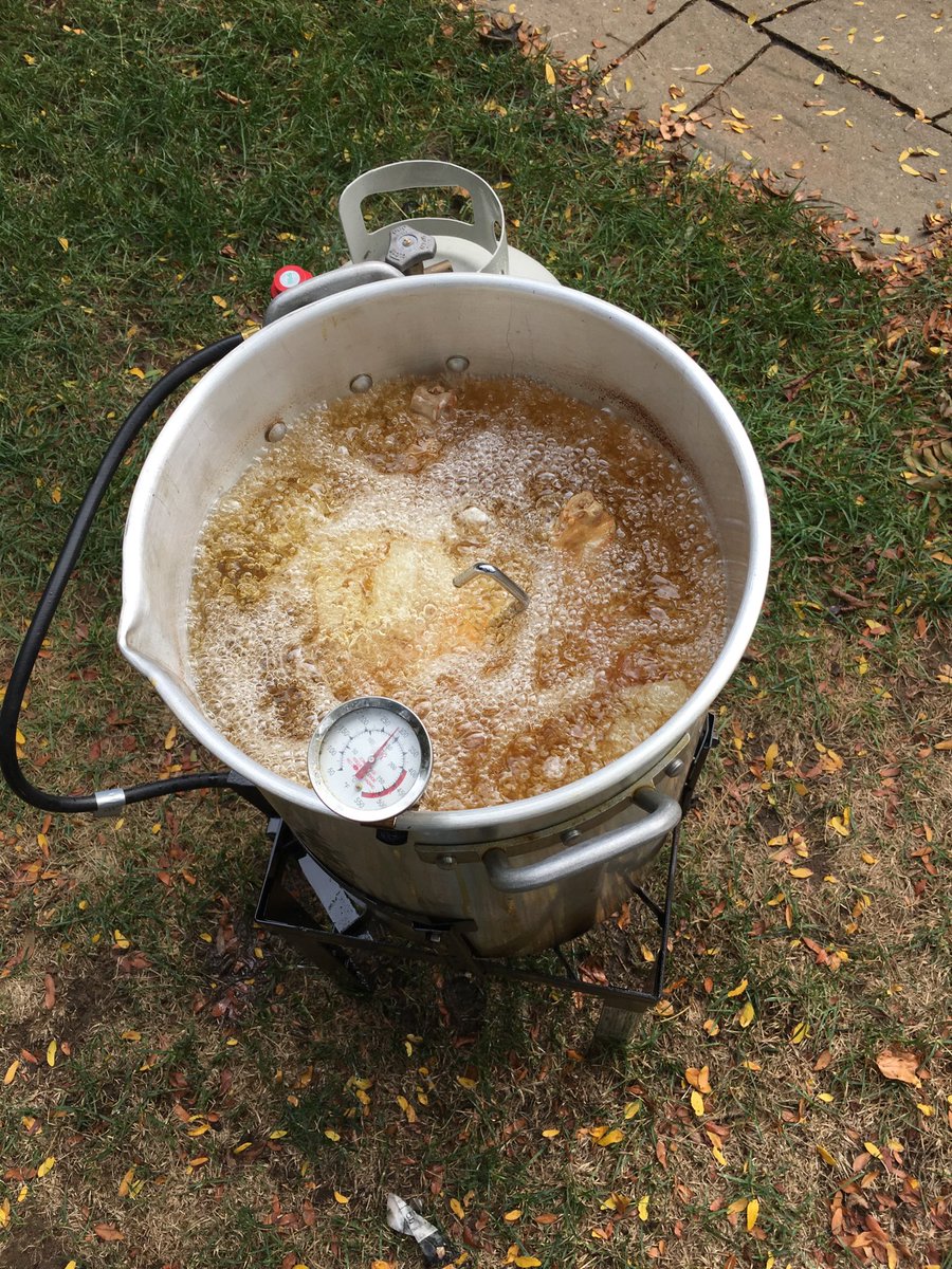 MarkFornasiero1's tweet photo. #Turkey is in the deep fryer. Ready in less than an hour https://t.co/inGFuIXqFU