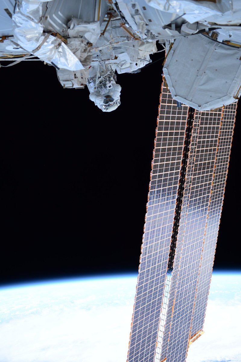 AstroKomrade's tweet photo. On a #spacewalk, the Earth never lets you forget you are 250 miles/400 km high. https://t.co/dMrcQTB5FQ