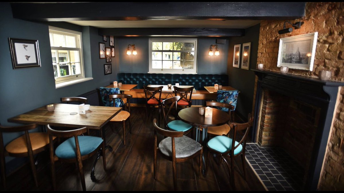 CastleTavernOX1's tweet photo. Come check out @CastleTavernOX1! @HookyBrewery’s first Oxford city pub! 🍺 🥂 🥃 🍕 🧀 https://t.co/st2eS7WUqm