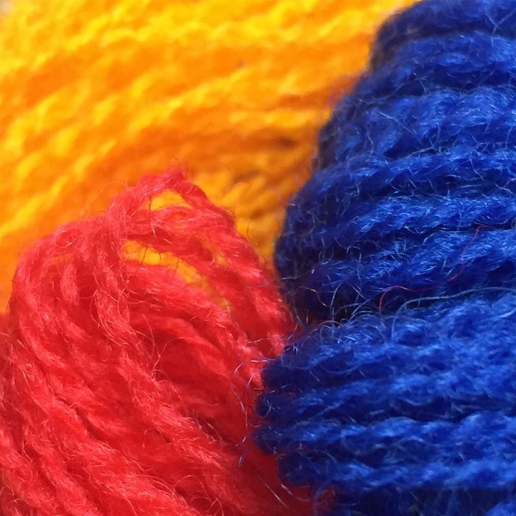 #brightcolours on a #dreary day #handembroidery #embroidery #wool #crewelwool #crewelembroidery #crewelwork #embro… ift.tt/2yaY0x8