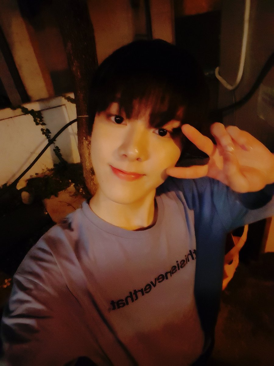 offclASTRO's tweet photo. 좋은아치이이이임😄아로하 일어나세요오옹 따나하트받고 힘받으세요오옹😙😙
#일어나랏 #로하💜💜 https://t.co/U70xUiBU0i