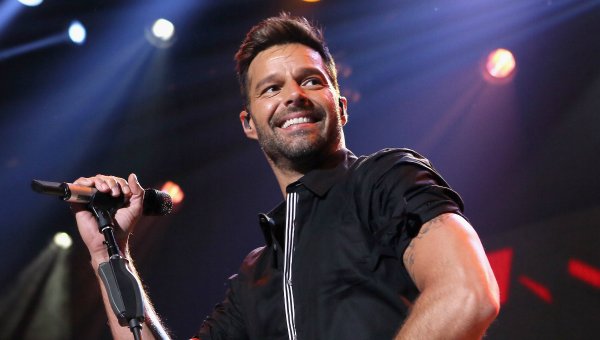 Ricky Martin volvió a Puerto Rico con siete toneladas de alimentos para damnificados por paso del huracán María bit.ly/2xvihKn