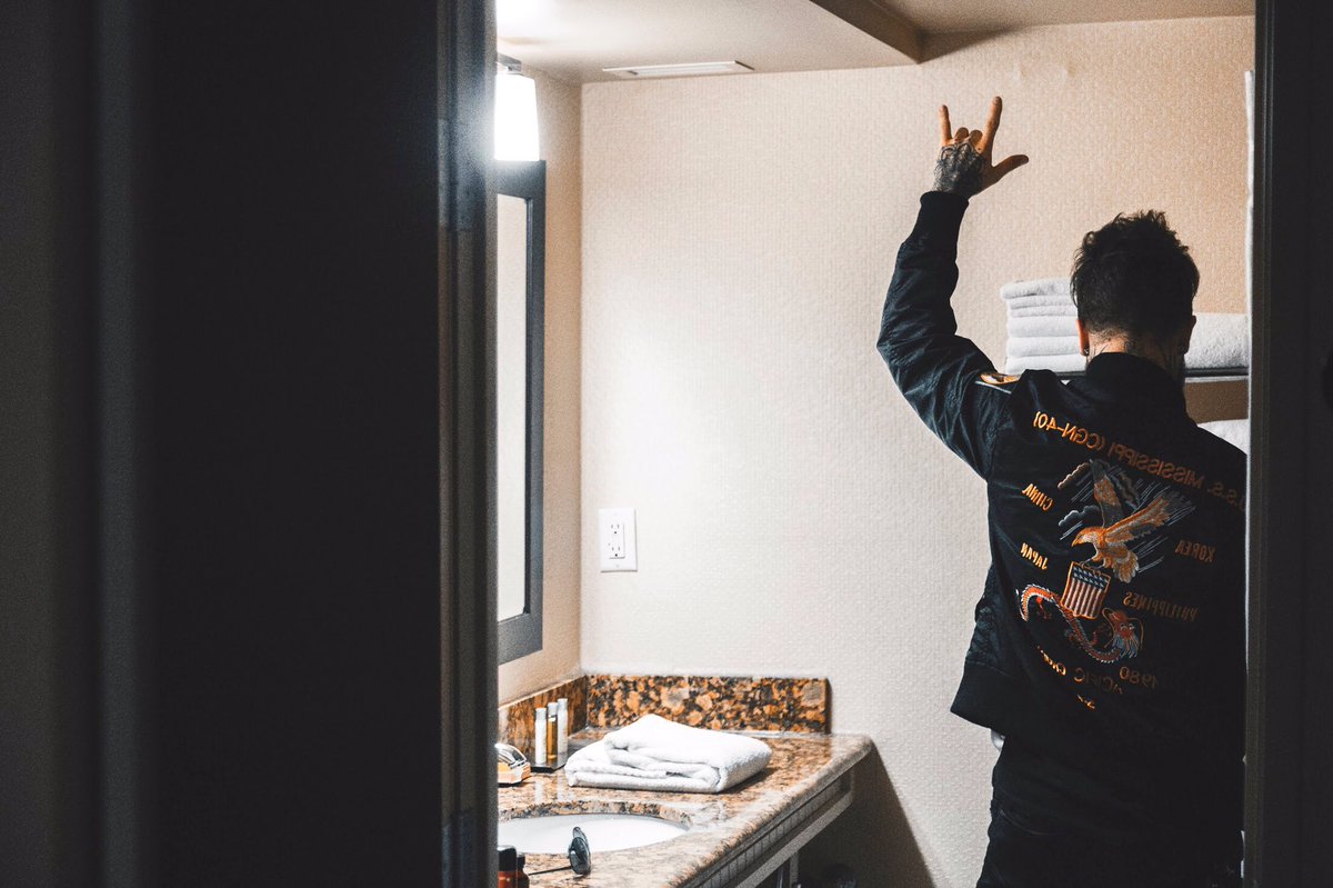 DAVEYCARLSON's tweet photo. 10.7.17.
What Goes Down At The Double Tree: An American Saturday Night In Wisconsin. 📷: HOtel Gary / @garytfka https://t.co/UPoBRBs412
