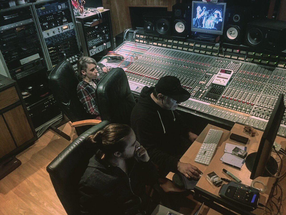 bounce4official's tweet photo. Voice session : who sings ??!! 😅🎤🤔

#Bounce4 #StudioSession #Voice https://t.co/DrhwdNsSsn