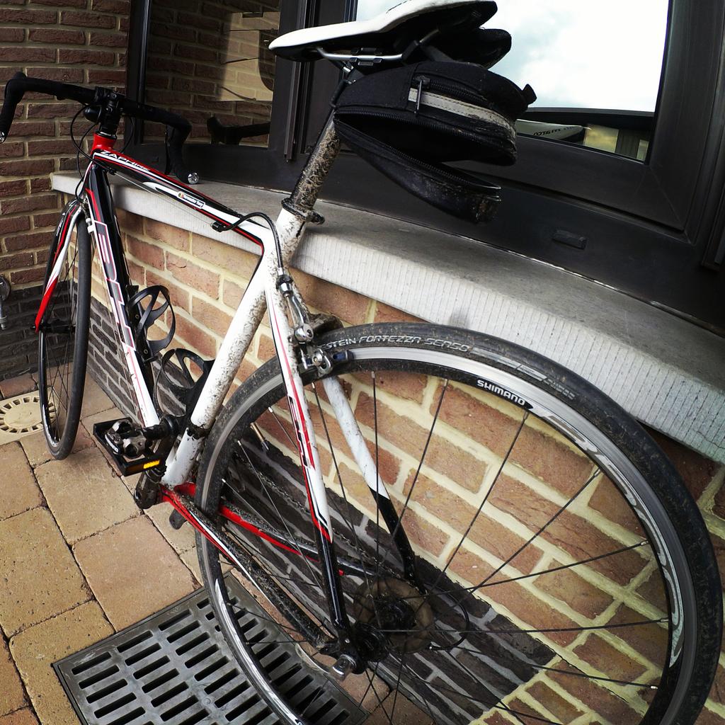 ToupiTV's tweet photo. I am cycling in the rain 🎶 #wetSunday https://t.co/laidiQVYmq