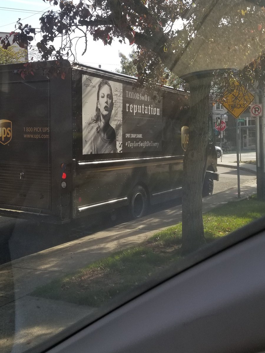 CourtneyIDugan's tweet photo. Look what I found in downtown Seattle!!!! #taylorswiftdelivery #promo https://t.co/w2XCq6mXCU