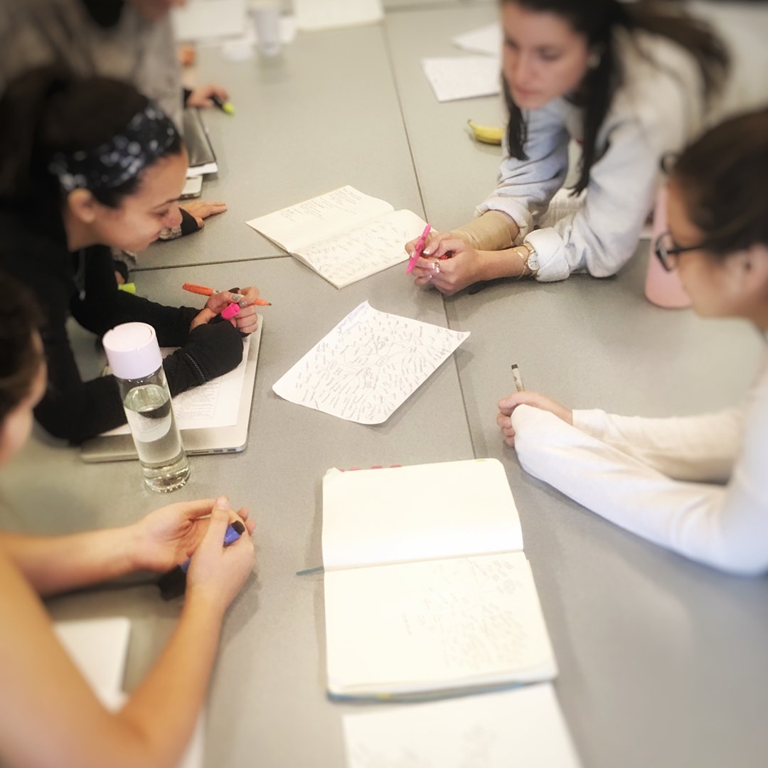 su_commdesign's tweet photo. Students working on ad development...digging deep > client research, target market positioning / Concept is king! 👑
#SUCMD #brainstorming https://t.co/1MY3wjiU32