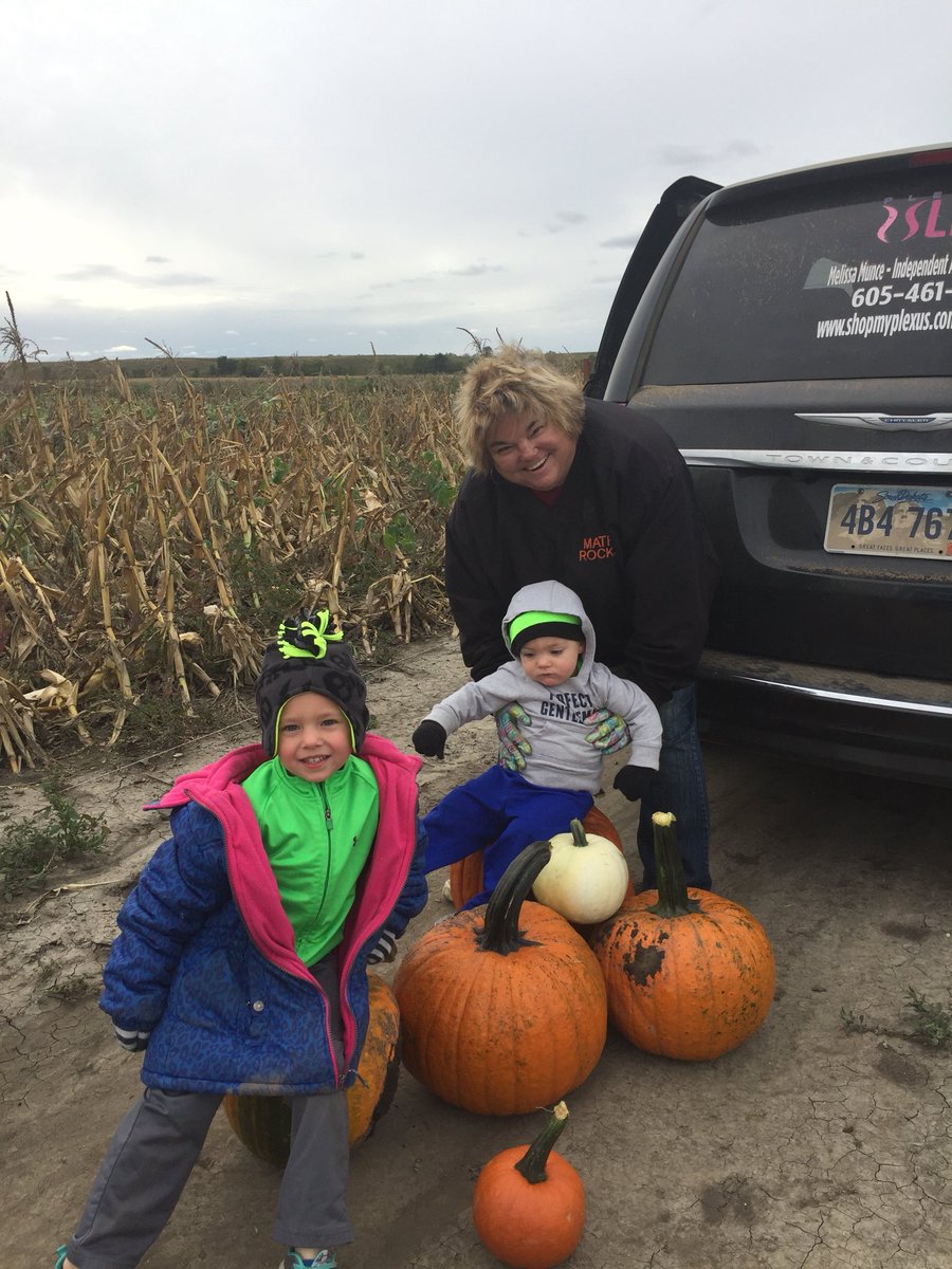 vanyamunce's tweet photo. PUMPKIN PICKING FUN.  THANKS LAURA WILLEMSEN AND FAMILY.  SO KIND AND THOUGHTFUL https://t.co/64AmQ5WMM7
